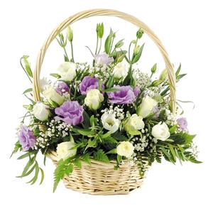 Korg-med-blommor i vita och lila toner
