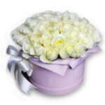 Vita rosor i en lila box