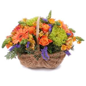 orange blommor i korg