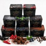 Chokladtryffel Dream of Truffles – 8 plåtburkar med smaker: lakrits, hallon, havssalt, mint, kaffe, chili, blåbär och kakaopulver