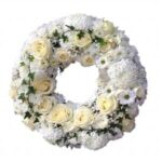 krans med vita rosor och krysantemum