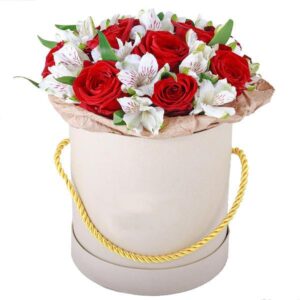 rosor med alstromeria i vit box